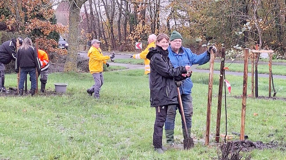 Die Suurhuserin Angela Kandziora hat sich dafür eingesetzt, dass Suurhusen eine Streuobstwiese bekommt. Nun wurden die Obstbäume gepflanzt. Foto: privat