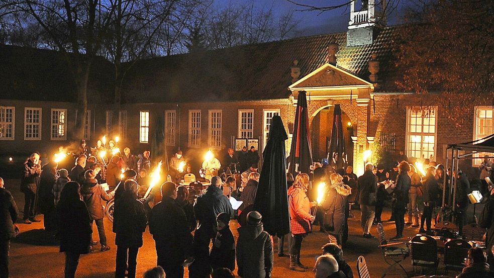 Am 2. Dezember wird im Schlosspark der Evenburg gesungen. Foto: Wolters/Archiv