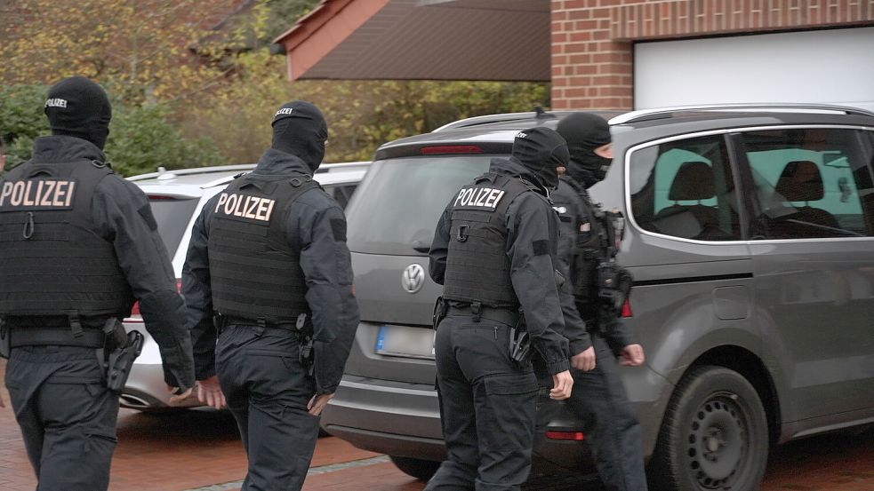 Polizeibeamte stehen bei einer Durchsuchung am Eingang eines Hauses in Lingen. Sicherheitskräfte haben im Zusammenhang mit dem Verbot der Terrororganisation Hamas und des internationalen Netzwerks Samidoun in Deutschland mehrere Objekte in Berlin, Niedersachsen, Nordrhein-Westfalen und Schleswig-Holstein durchsucht. Foto: -/tv7news/DPA