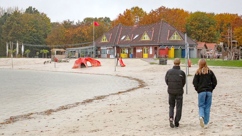 Die rote Fahne zeigt an, dass keine Badeaufsicht vor Ort ist. Das kann künftig häufiger vorkommen. Foto: Romuald Banik