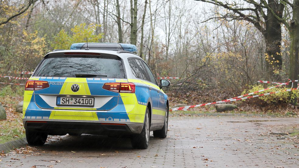 Ein Streifenwagen der Polizei parkt direkt neben dem Fundort der männlichen Leiche. Dabei handelt es sich um einen 27-Jährigen. Wurde er in Uetersen oder in der unmittelbaren Umgebung der Rosenstadt erschossen? Foto: Florian Sprenger