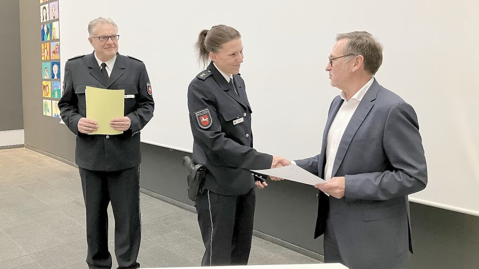 Mit Ernennungsurkunde: Polizeipräsident Michael Maßmann begrüßt Frida Sander und verabschiedete Arno Peper. Foto: Schuurman