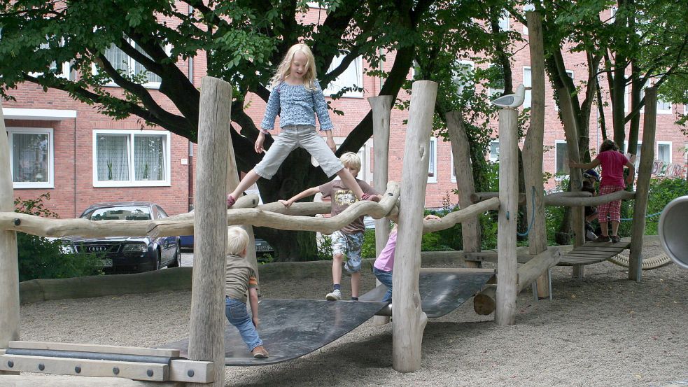Der Abenteuerspielplatz am Stephansplatz ist seit seiner Eröffnung im August 2010 einer der beliebtesten Anziehungspunkte für Kinder in Emden. Foto: Archiv