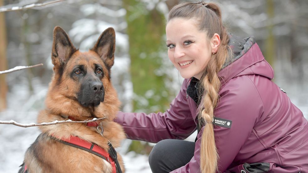 Frauchen Sabine Engelke und Schäferhündin Skye. Foto: Ortgies