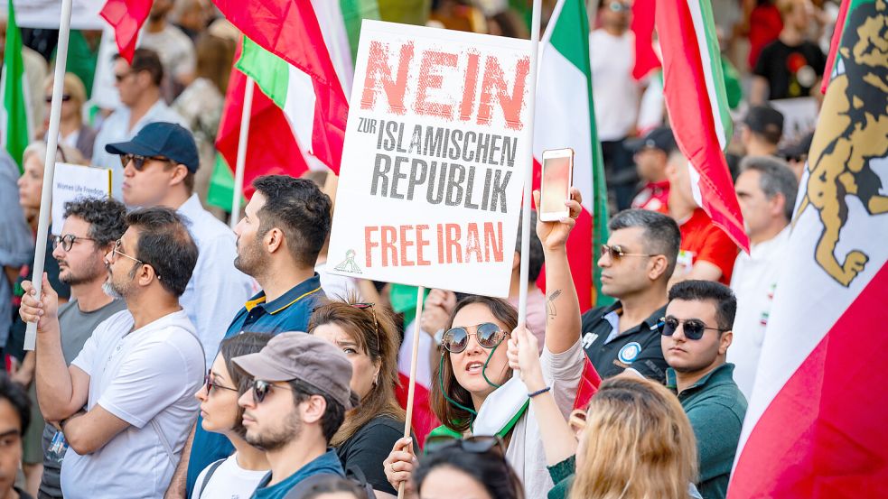 Im September jährte sich der Todestag von Jina Mahsa Amini zum ersten Mal. Aufgrund der massiven Repressionen gibt es im Iran mittlerweile kaum noch große Proteste. Foto: dpa/Jonas Walzberg