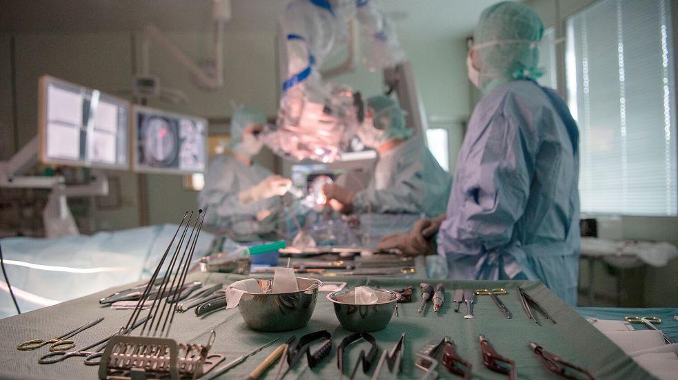 Operationsbesteck liegt während einer Operation in der Neurochirurgie auf einem Tisch. Symbolfoto: Murat/dpa