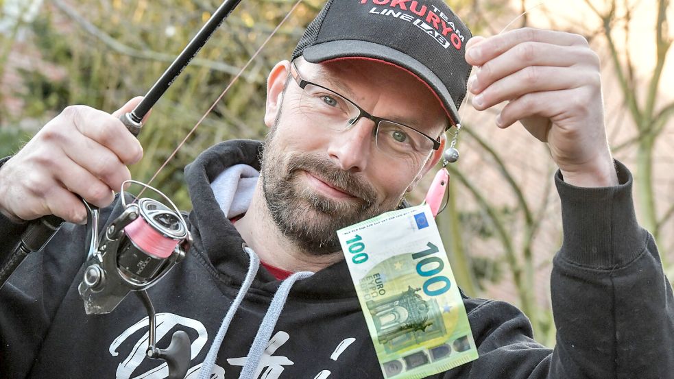 Aufruf zum Spenden: Symbolisch nimmt Lars Extra einen 100-Euro-Schein an die Angel. Fotos: Ortgies