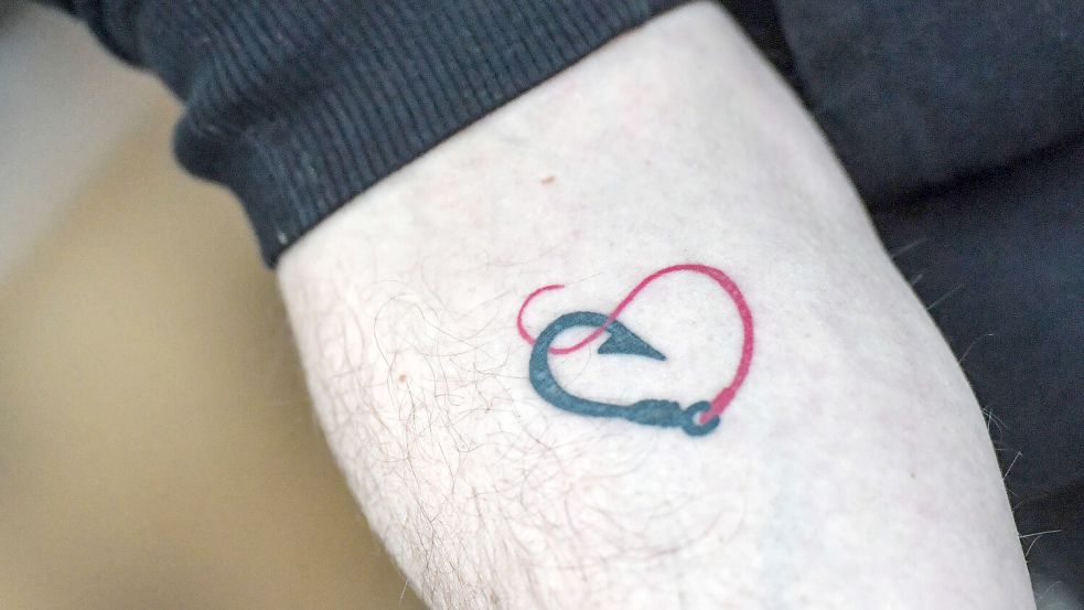 Das Logo der „Angler mit Herz“ hat er sich auf den Unterarm tätowieren lassen.