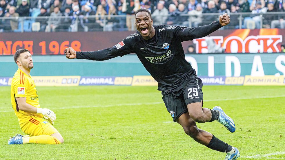 Paderborns Ilyas Ansah erzielte das Siegtor, HSV-Torwart Heuer-Fernandes kann es nicht fassen. Foto: imago-images/Eibner