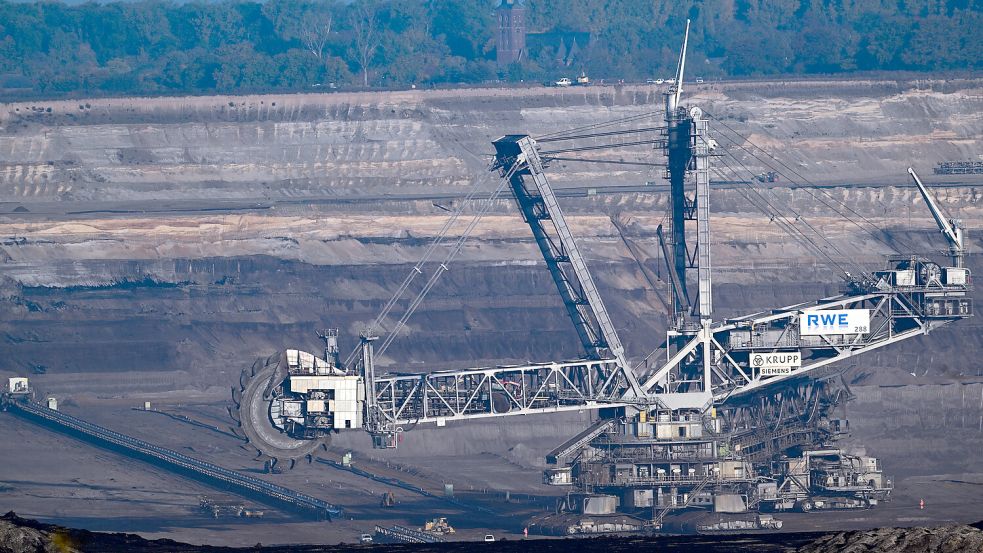 Ein Schaufelradbagger steht im Braunkohletagebau Garzweiler von RWE. Foto: dpa/Federico Gamberini