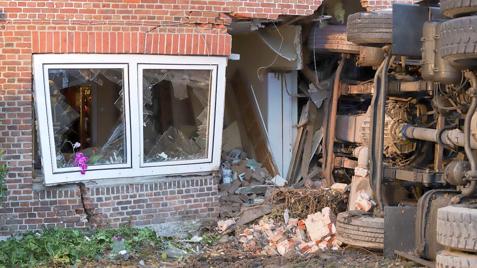 Der Betonmischer raste in die Hauswand. Der Schaden wirkt auf den ersten Blick immens. Foto: Florian Sprenger