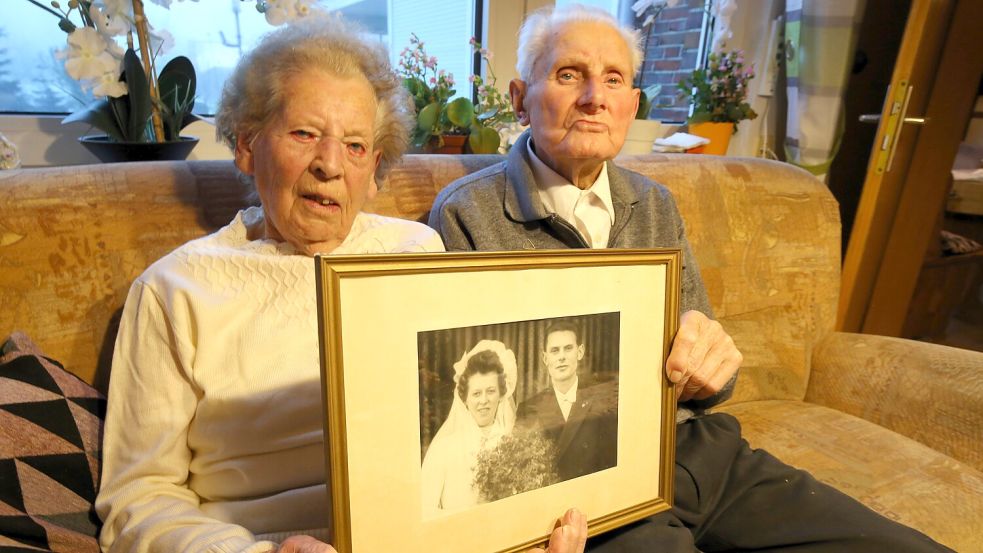 Vieles im Leben von Marga und Emil Ahrends aus Moorlage ist von langer Dauer – auch ihre Ehe hält schon 70 Jahre. Foto: Böning