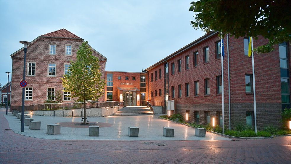 Das Rathaus der Gemeinde Krummhörn in Pewsum. Die finanzielle Lage für 2024 und 2025 hat sich angespannt. Foto: Wagenaar/Archiv