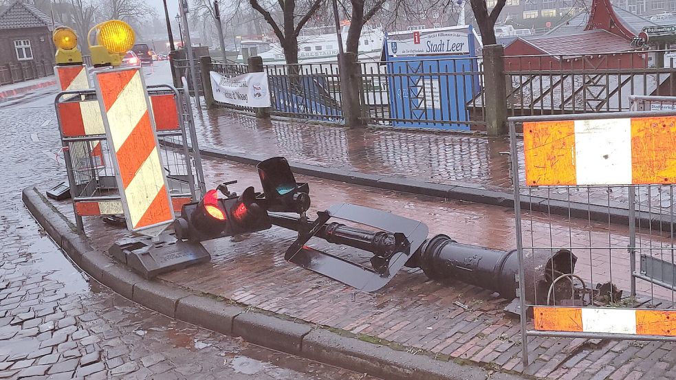 Die alte Ampel wurde durch den Unfall schwer beschädigt. Foto: Wolters