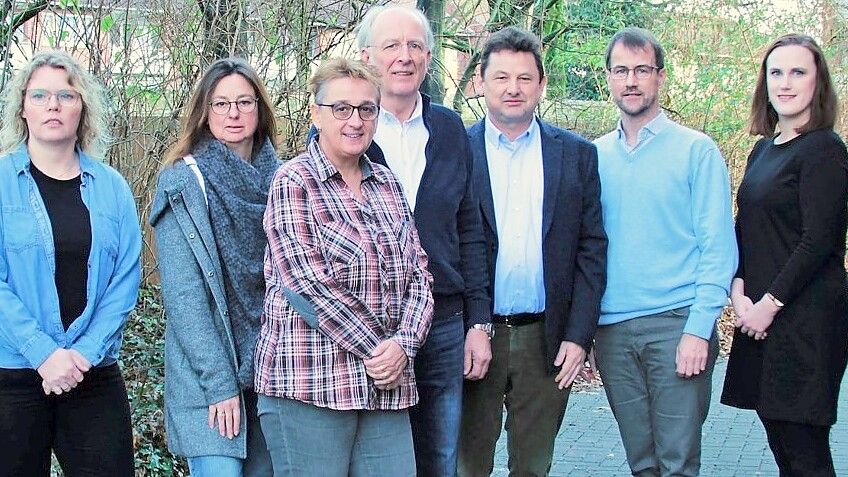 Dem Vorstand des Leeraner SPD-Stadtverbandes gehören an (von links): Annett Pietzke (stellvertretende Schriftführerin), Silke Menge (Beisitzerin und Medienbeauftragte), Manuela Nordbrock (Schriftführerin), Remmer Hein (Vorsitzender), Dr. Markus Rohe (stellvertretender Vorsitzender), Dr. Torsten Plösch (stellvertretender Schatzmeister) und Tomke Lübbehüsen (Schatzmeisterin). Foto: SPD