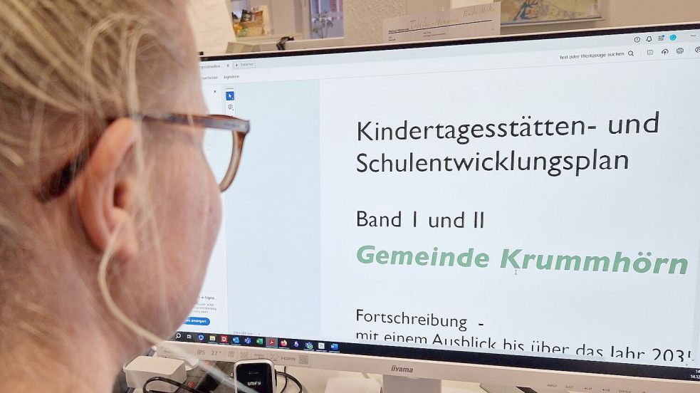 Wurde nun erstmals veröffentlicht: der ausformulierte Entwicklungsplan für die Schulen und Kitas in der Krummhörn. Foto: Hock