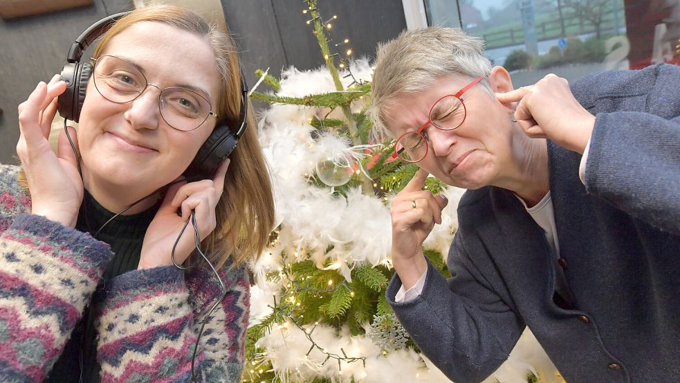 Nikola Nording (links) gefällt es, Karin Lüppen findet es schrecklich: „All I want for Christmas is you“. Foto: Ortgies