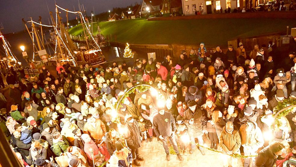 Hunderte Menschen warteten im Greetsieler Hafen auf den Weihnachtsmann. Foto: Wagenaar