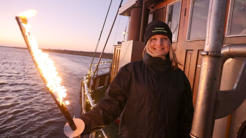 Abgeholt wurde der Weihnachtsmann von Mitgliedern der Feuerwehr Nord aus der Gemeinde Krummhörn. Für die richtige Beleuchtung an Bord des Kutters sorgten Lichterketten und Fackeln. Foto: Hock