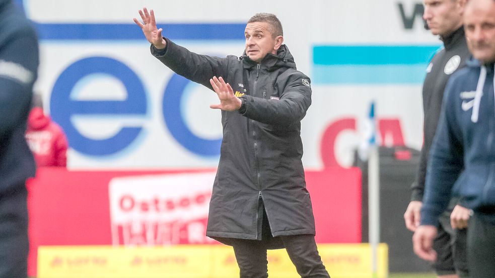 Mersad Selimbegović - hier in Rostock bei seinem letzten Spiel als Trainer von Regensburg - soll neuer Cheftrainer vom FC Hansa werden. Foto: Andy Bünning