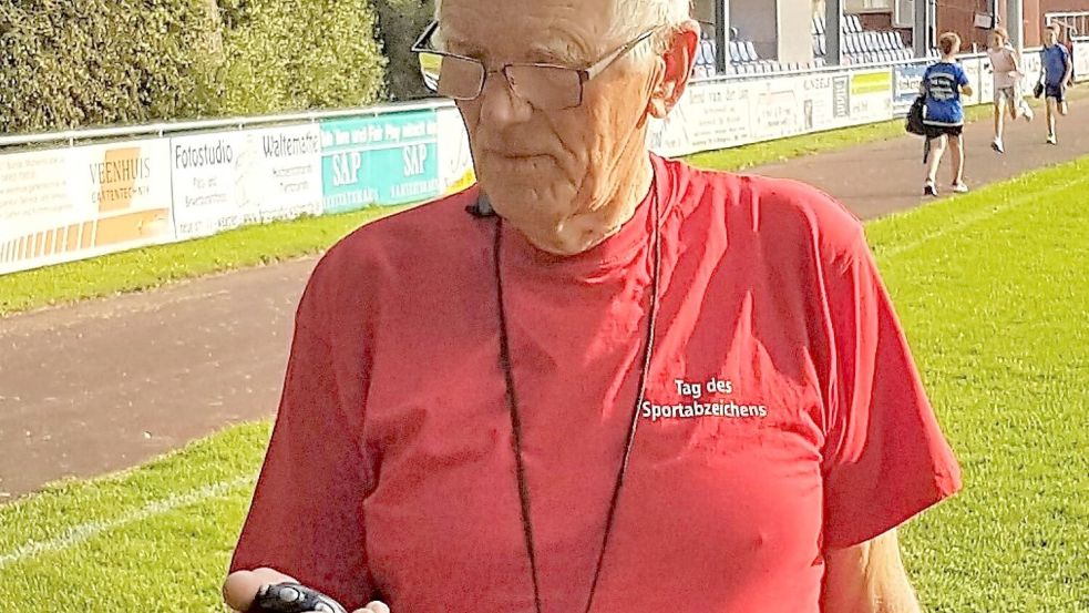 Heinrich Siemons so, wie man ihn kennt: Mit der Stoppuhr in der Hand nimmt der Stapelmoorer für den Stützpunkt Weener Sportabzeichen ab. Foto: privat