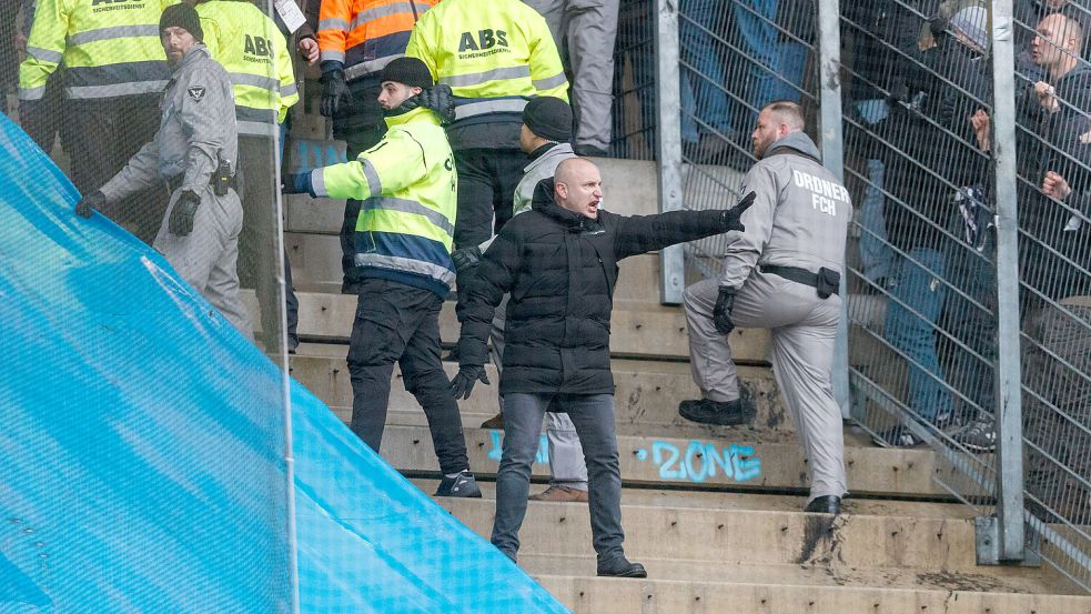 Hansa-Boss Robert Marien ist während des Spiel gegen Schalke in den Pufferblock geeilt, um schlimmere Ausschreitungen zu verhindern. Foto: Andy Bünning