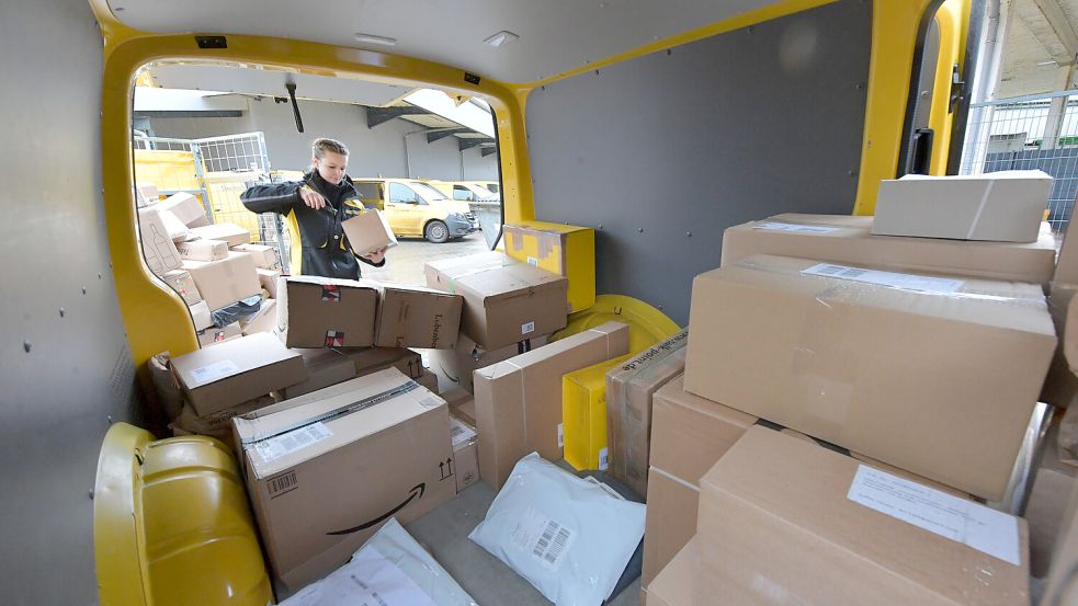 Viele Pakete muss Rippena in ihren Zustellwagen laden. Foto: Ortgies