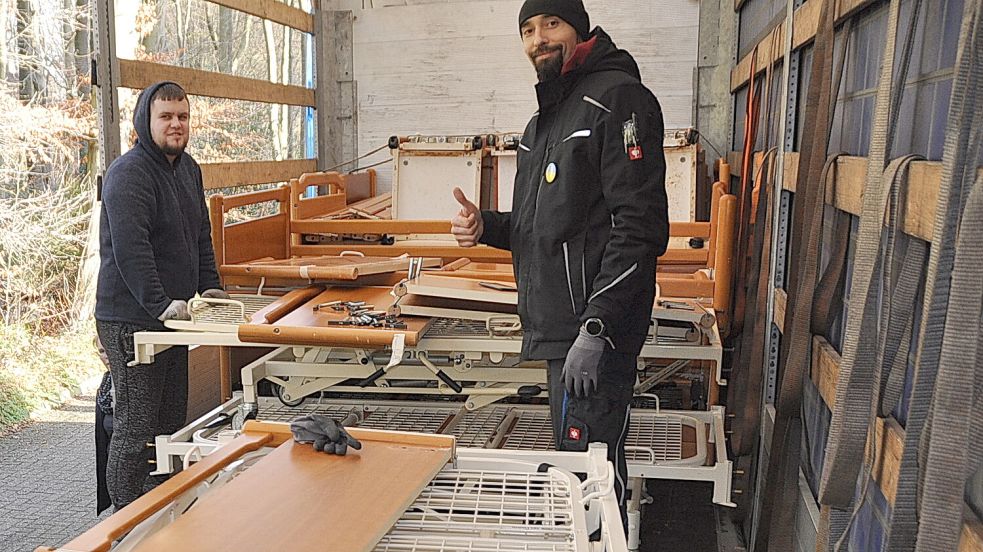 Die Helfer luden die Pflegebetten vom Seniorenwohnheim Heisfelde in das Fahrzeug. Foto: Wolters