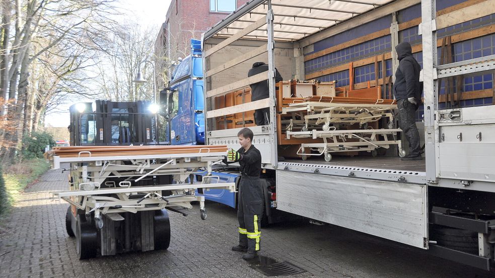 Auch die Feuerwehr half beim Einladen. Foto: Wolters