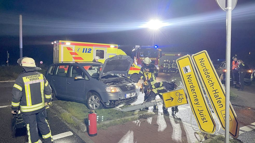 Der Lütetsburger Kreisel war während der Aufräumarbeiten gesperrt. Foto: Feuerwehr Norden