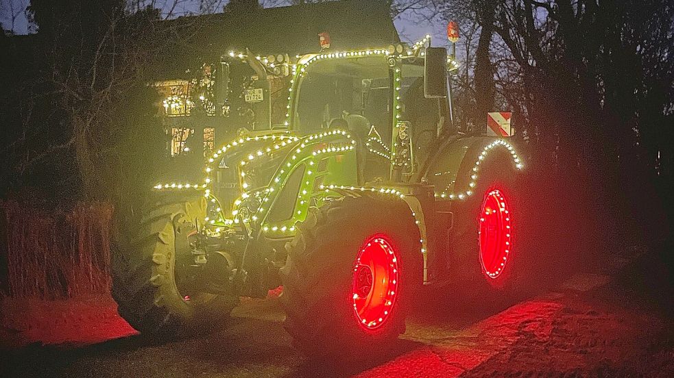 Ein festlich geschmückter Trecker: Am Samstag findet eine Lichterfahrt durch die Krummhörn statt. Foto: privat