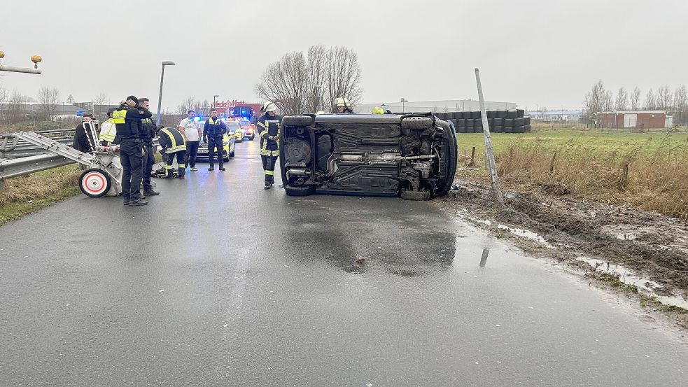 In Emden hat es einen schweren Unfall gegeben. Feuerwehr, Polizei und Rettungsdienst waren im Einsatz. Foto: Feuerwehr