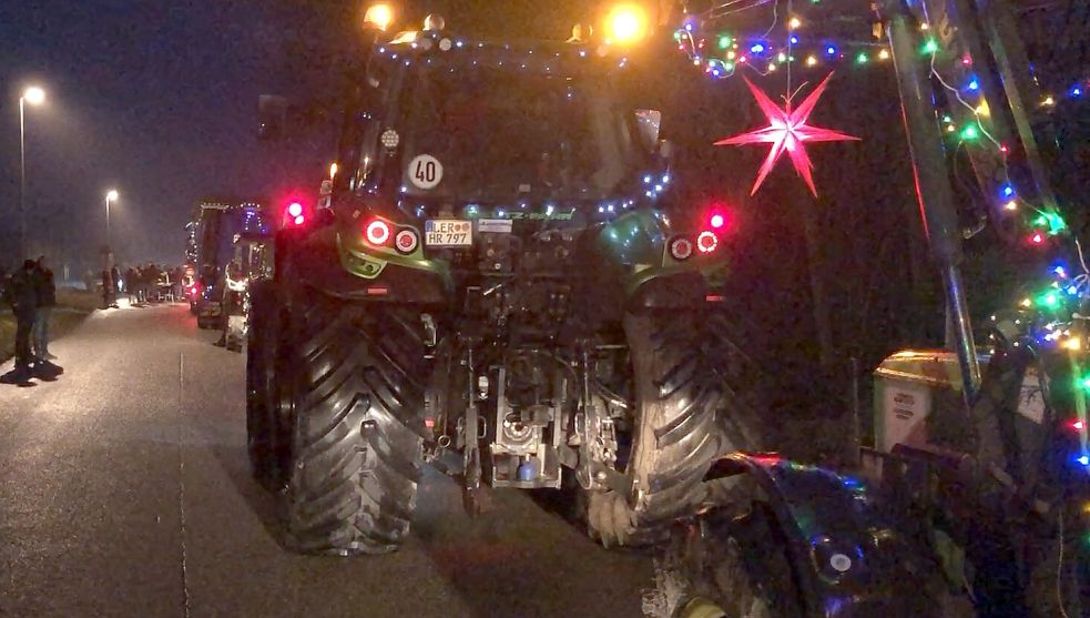 Die weihnachtlich geschmückten Trecker haben sich anlässlich der „Lichterfahrt in Westoverledingen“ in Bewegung gesetzt. Start war im Gewerbegebiet in Ihrhove. Foto: Ammermann