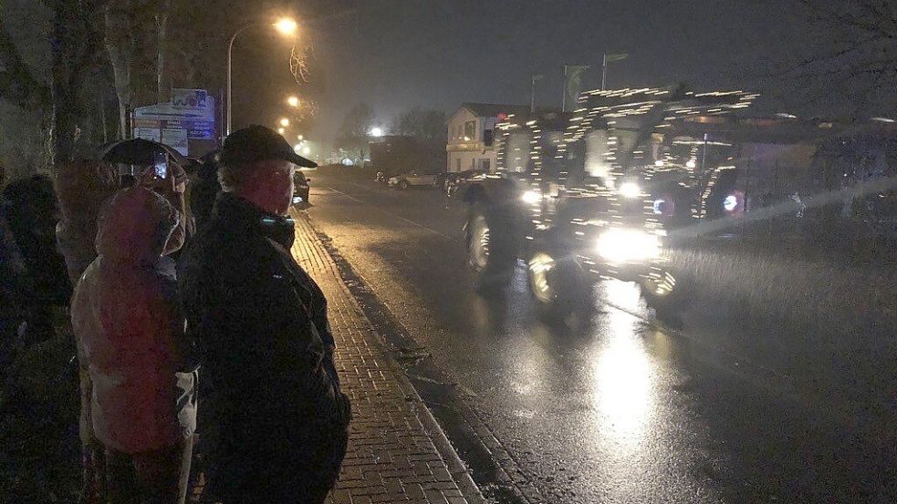 Gegen 17.15 Uhrfuhren die Trecker los. Foto: Ammermann