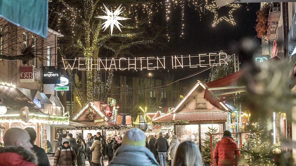 In Leer haben an diesem Sonnabend alle Weihnachtsmarkt-Buden geöffnet. Foto: Ortgies/Archiv