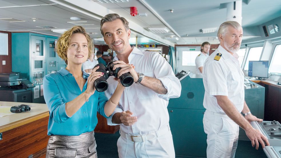 Florian Silbereisen (Mitte) ist seit 2019 Kapitän des „Traumschiffs“. Foto: dpa/ZDF/Dirk Bartling