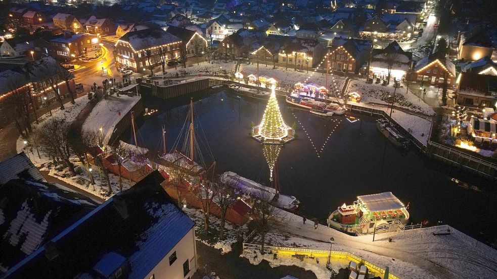 Prachtvoll erleuchtet werden Hafen und Hafenpromenade derzeit allabendlich in Carolinensiel. Foto: Nordseebad Carolinensiel-Harlesiel GmbH