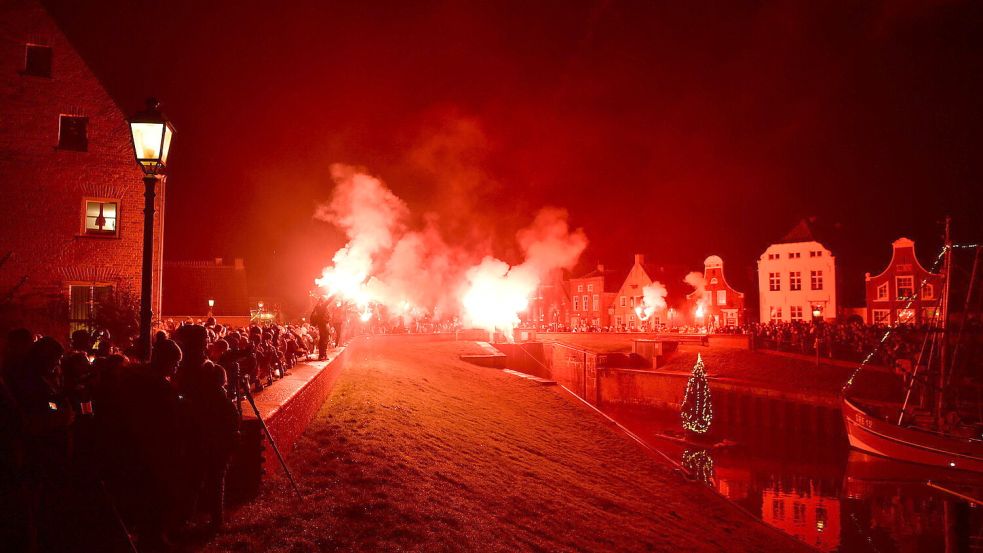 Greetsiel in Flammen: Mehrere Hundert Feriengäste und Einheimische trafen sich vor der Corona-Pandemie zum Jahreswechsel rund um den Hafen und im historischen Dorfkern. Foto: Archiv/Wagenaar