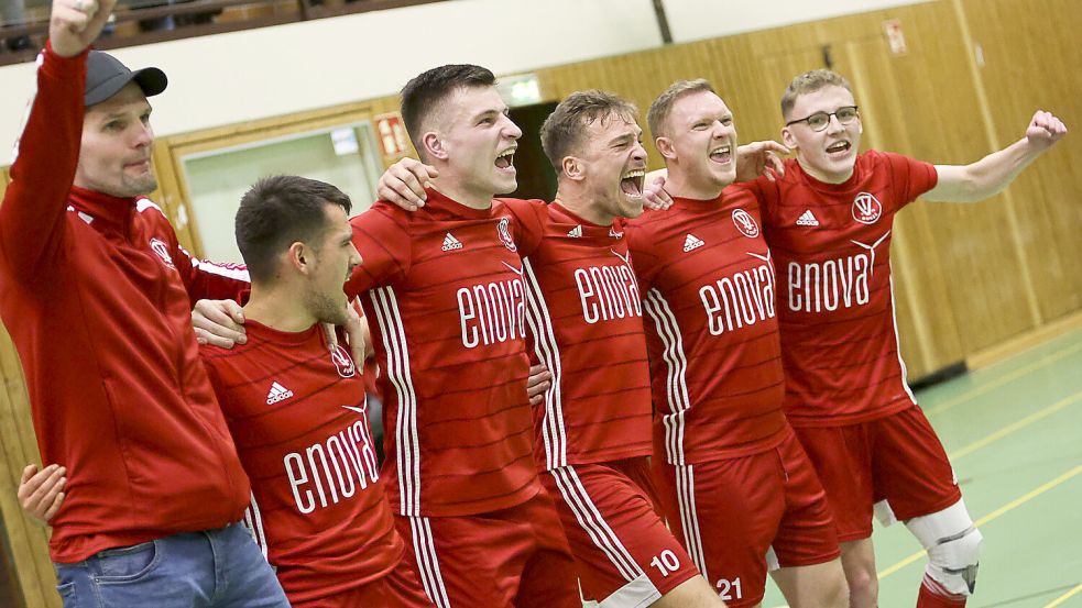 Groß war der Jubel bei den Bunder Fußballern nach dem Finalsieg. Foto: Doden/Emden