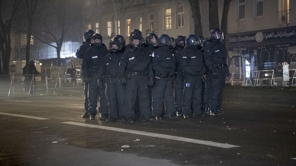 Rund 4000 Polizisten sicherten in Berlin die Silvesternacht, um schwere Ausschreitungen zu verhindern. Foto: dpa