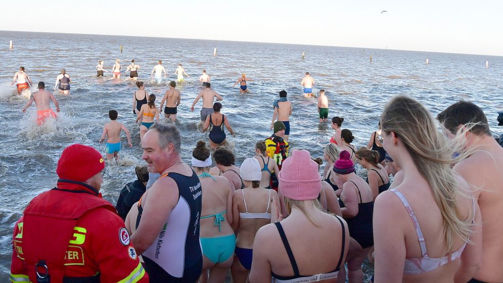 Ab in die Nordsee! Dem Ruf folgten am 6. Januar 2023 einige Hartgesottene in Norddeich. Foto: Wagenaar/Archiv