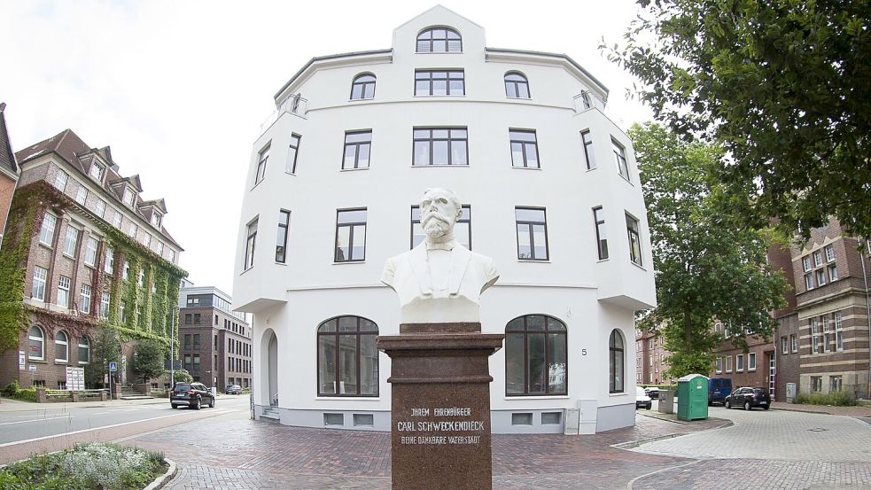 Am Schweckendieckplatz, benannt nach Emdens Ehrenbürger Carl Schweckendieck, war zuletzt das Café Baum untergebracht. Seit Mitte Juli 2022 aber war der Laden ungenutzt. Jetzt gibt es neue Pläne. Foto: J. Doden/Archiv