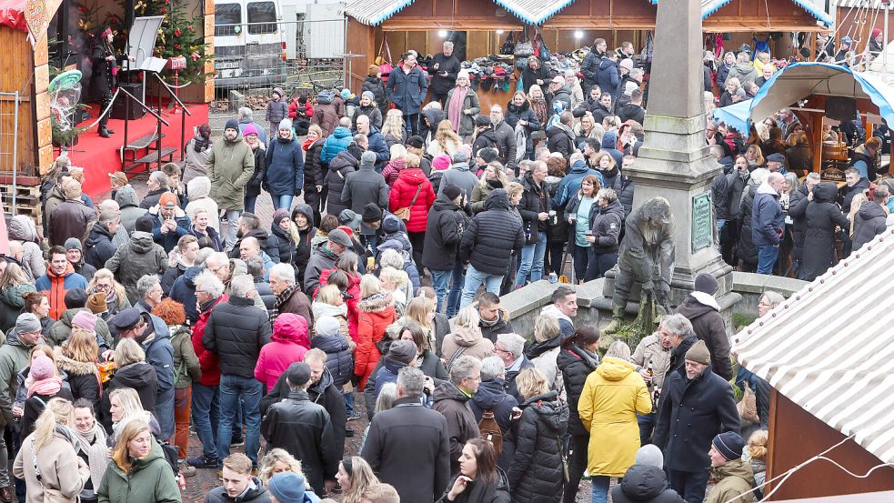 Hunderte Menschen zog es auch in diesem Jahr zum Elführtje in den Stadtgarten. Fotos: J. Doden