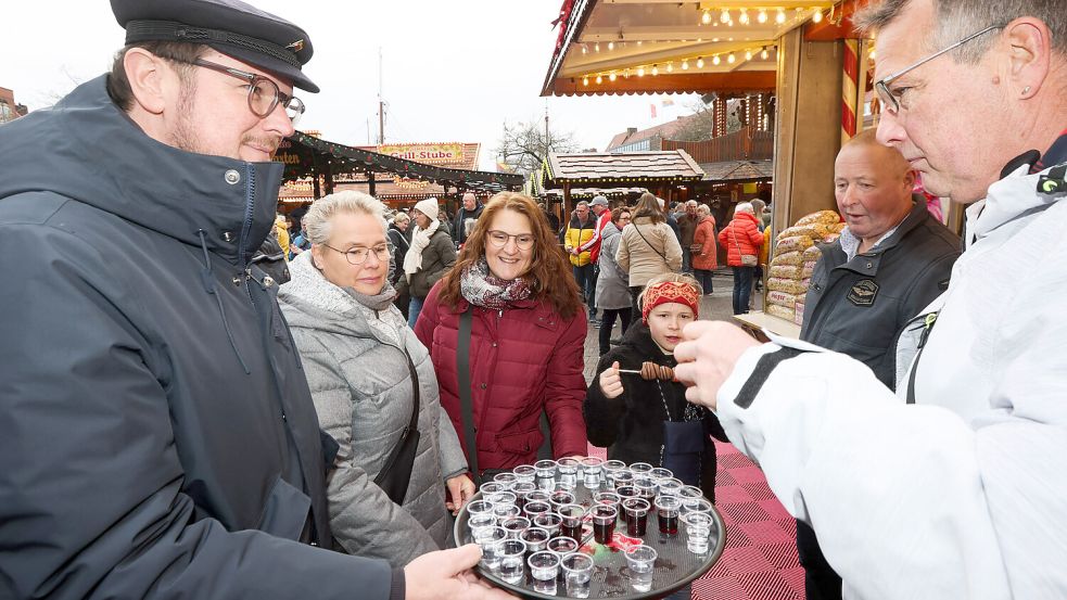 Oberbürgermeister Tim Kruithoff (links) verteilte Schnaps.