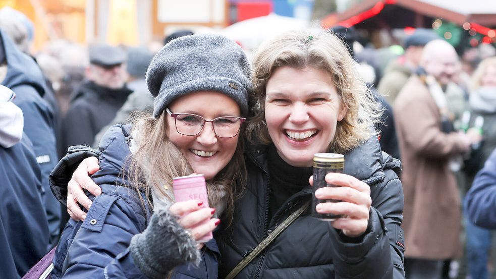 Noch einmal miteinander anstoßen, bevor es ins Jahr 2024 geht.