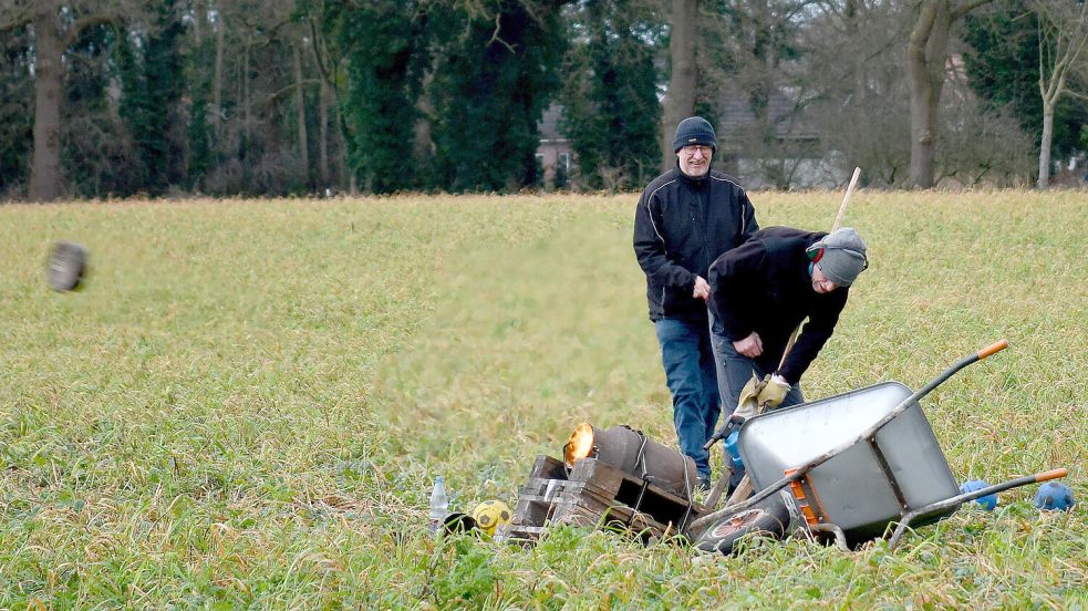 Wo fliegen sie denn: In Holtland gibt es richtige Karbid-Profis. Foto: Stromann