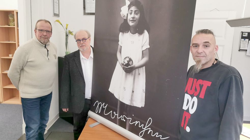 Ingo Lindemann, Dr. Hans Hesse und Stefan Wagner (von links) mit einem Abbild von Mariechen Franz. Foto: Terhorst