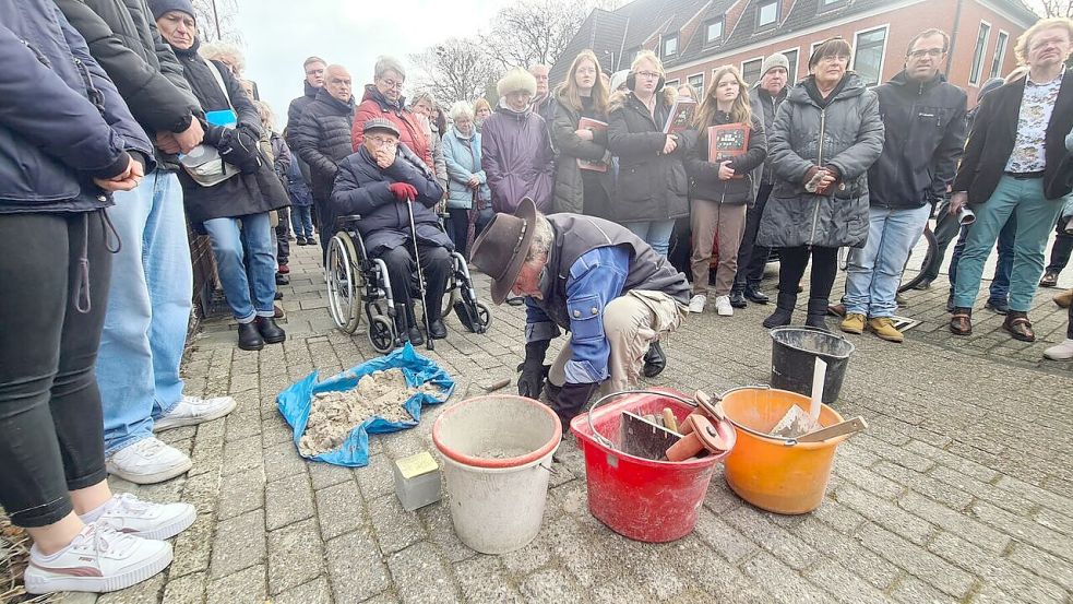 Gunter Demnig hat in Leer bereits 32 Stolpersteine verlegt. Foto: Brahms/Initiative