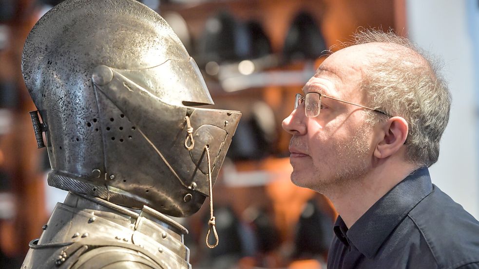 Diethelm Kranz vom Ostfriesischen Landesmuseum Emden schrieb ein Buch über Redewendungen. Foto: Ortgies