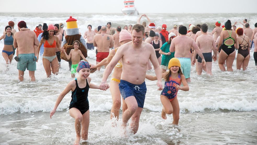 Das Neujahrsbaden auf Borkum ist auch bei kleinen Teilnehmern beliebt. Foto: Ferber